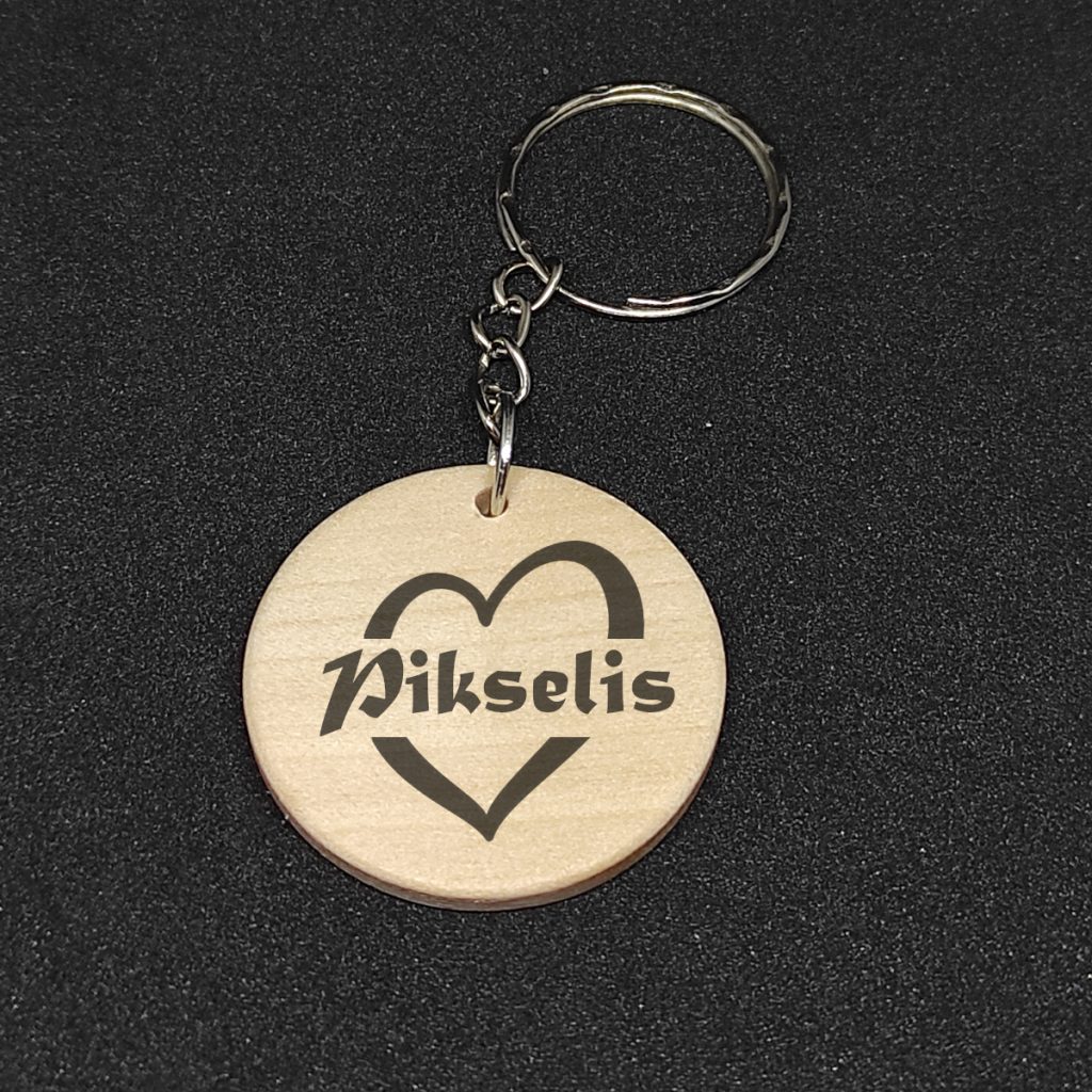 Pakabuko nugarėlė su vardu Pikselis