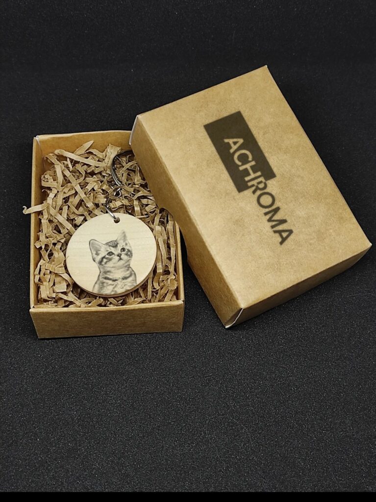 Pakabukas kraftinėje dovanų dėžutėje